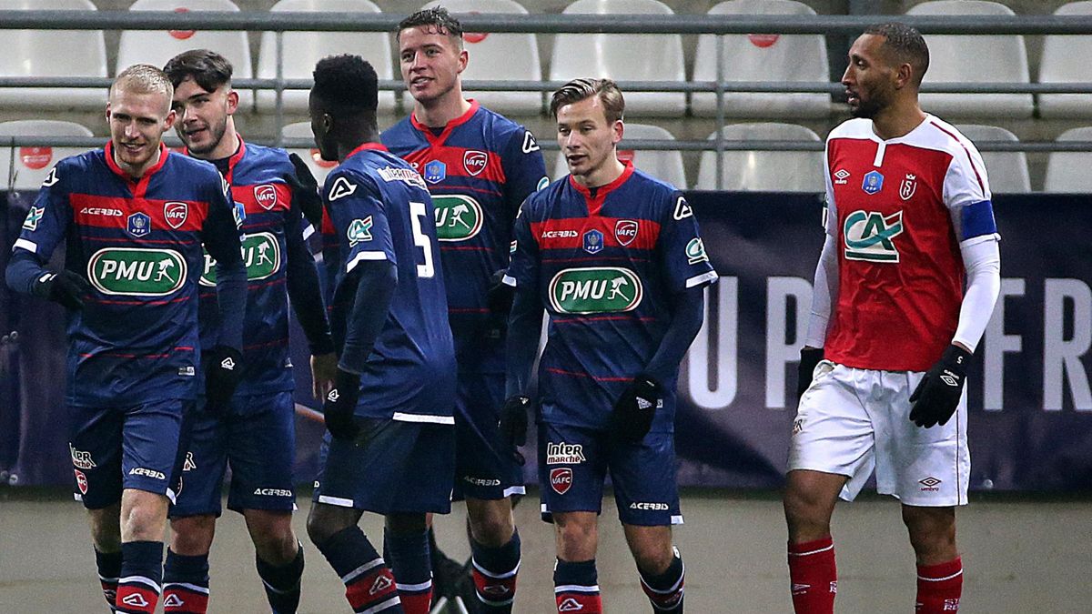 Les joueurs de Valenciennes fpetent le but de Baptiste Guillaume face à Reims en Coupe de France, le 9 février 2021