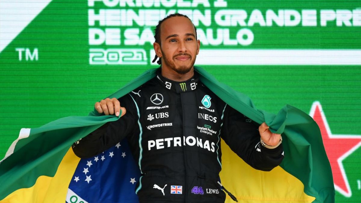 Lewis Hamilton festeggia sul podio di San Paolo il successo nel Gran Premio del Brasile di Formula 1 - Mondiale 2021