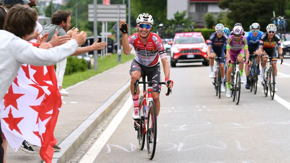 Simon Pellaud in fuga durante la tappa di Alpe di Mera - Giro d'Italia 2021