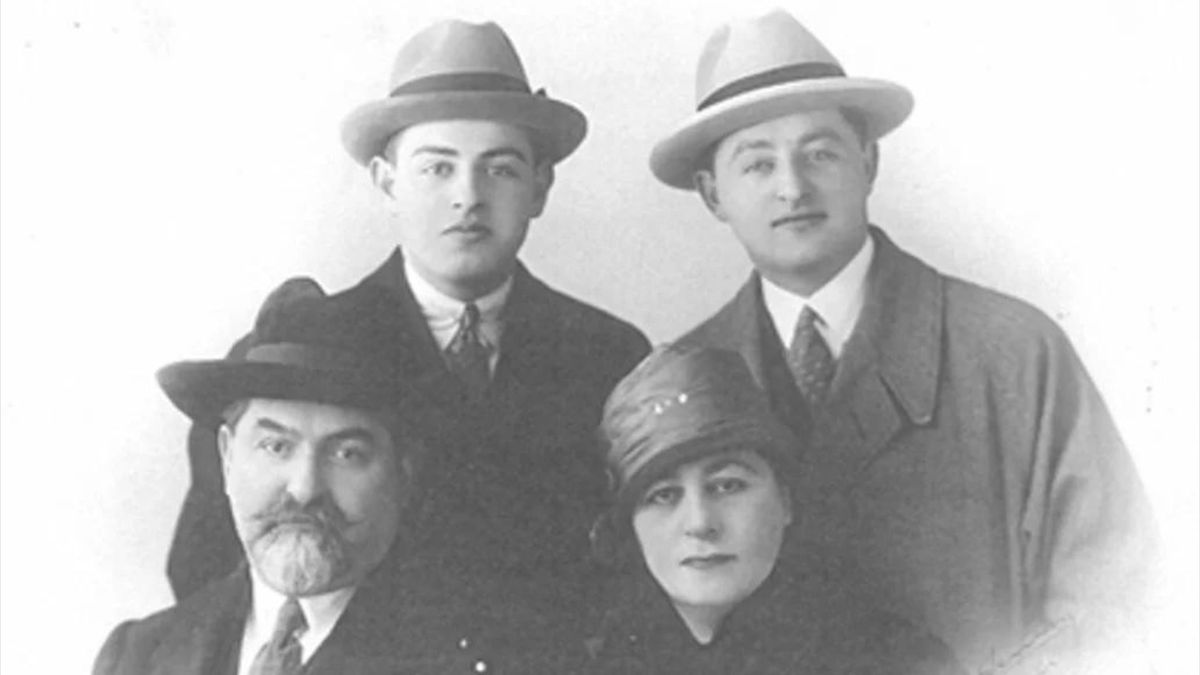 Буду Мдивани с женой Цуцунией и сыновьями Давидом и Шалвой, 1927 год (фото: zen.yandex.ru/media/chitatelru/)