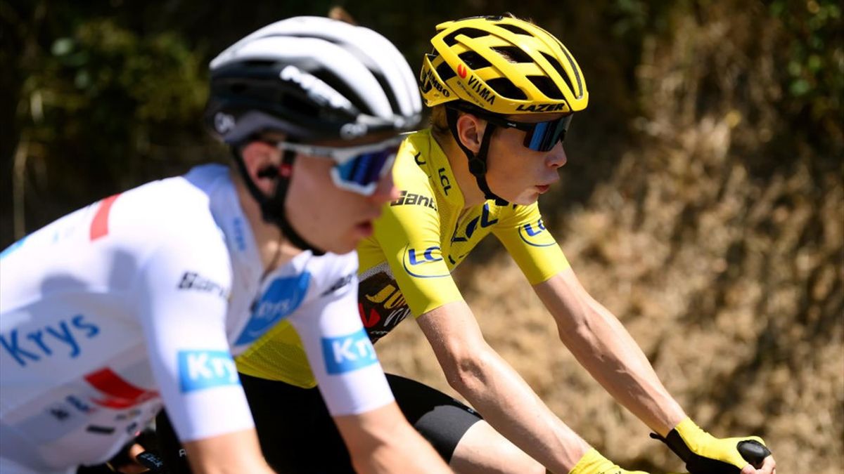 Vingegaard e Pogacar durante la tappa di Carcassonne al Tour de France 2022