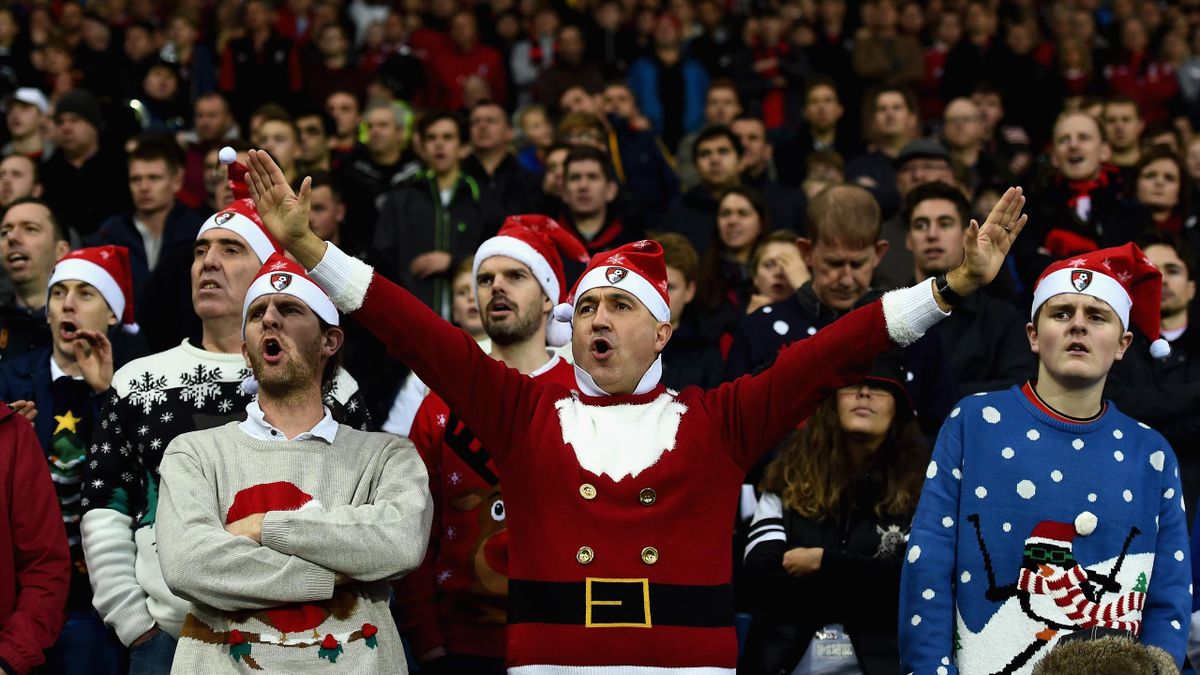 Fanii urmăresc acțiunea din Premier League de Crăciun