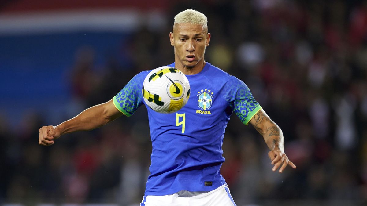 Richarlison of Brazil controls the ball during the international friendly match between Brazil and Tunisia at Parc des Princes on September 27, 2022 in Paris, France.