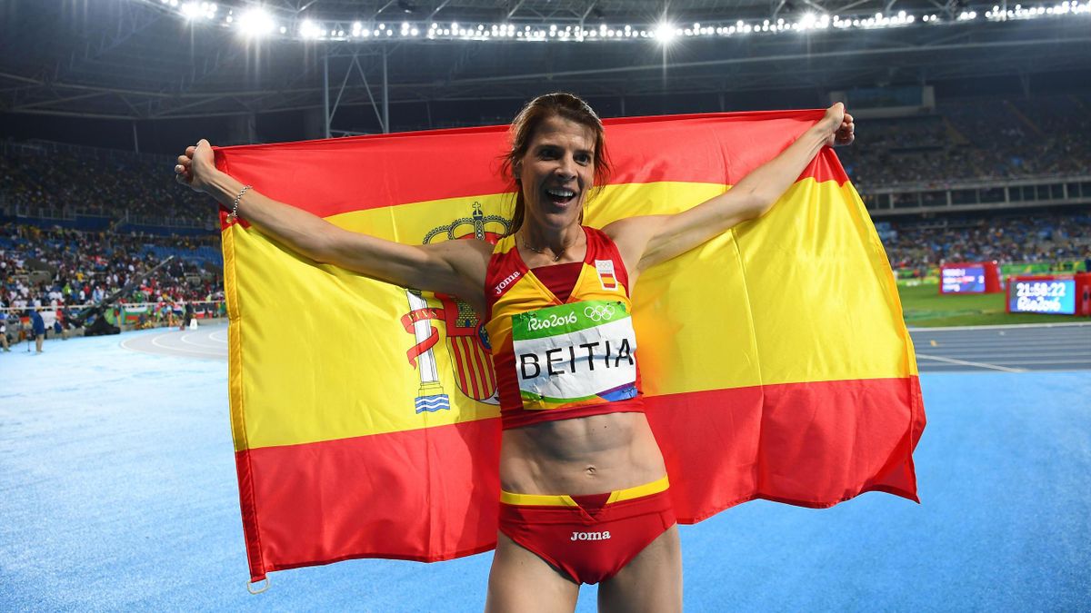 Ruth Beitia con la bandera española tras vencer en los Juegos de Río 2016