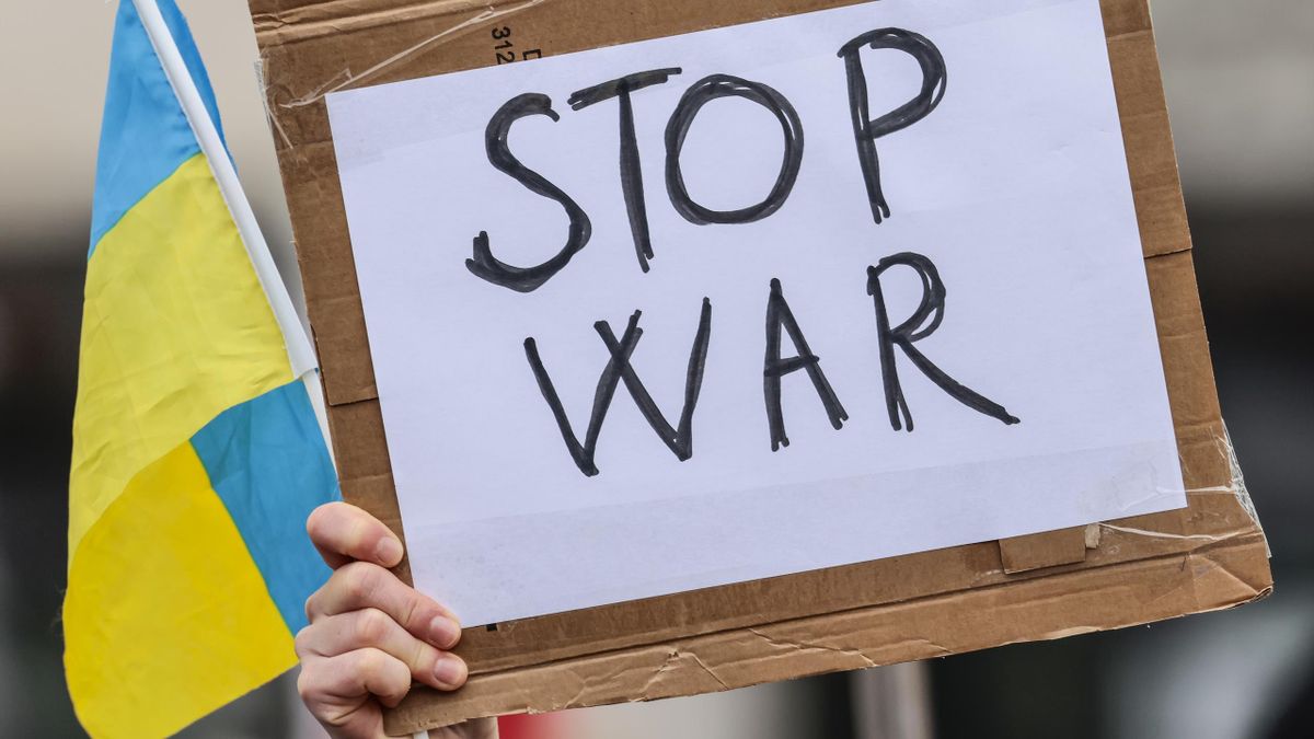 Un panneau réclamant l'arrêt de la guerre en Ukraine lors d'une manifestation à Berlin