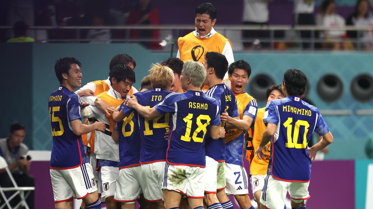 De Japanners zijn uitzinnig van vreugde na de 2-1 van Takuma Asano.