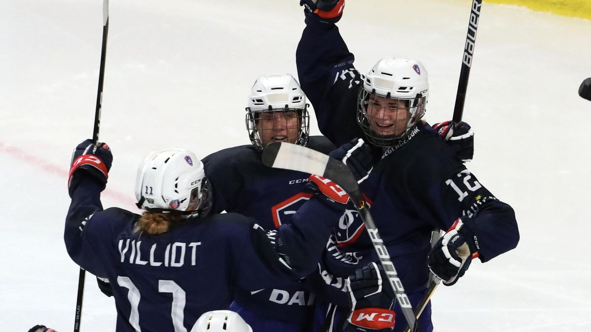 L'équipe de France de hockey célèbre le but d'Estelle Dauvin contre la Slovaquie lors du TQO des JO de Pékin, le 13 novembre 2021