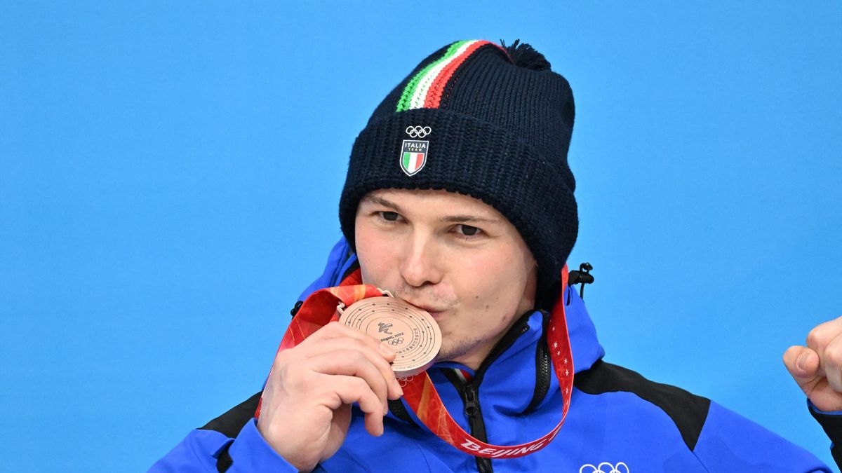 Dominik Fischnaller bacia il bronzo conquistato a Pechino 2022 nello slittino