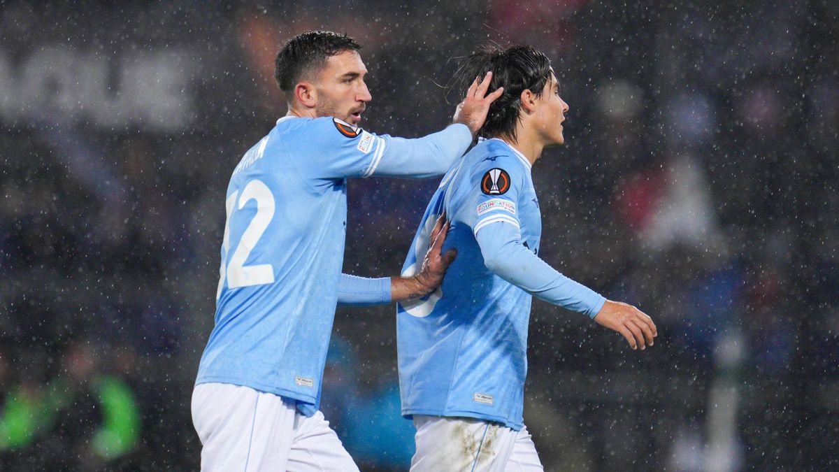 Danilo Cataldi invita Luka Romero a uscire dal campo dopo l'espulsione durante Feyenoord-Lazio - Europa League 2022-23