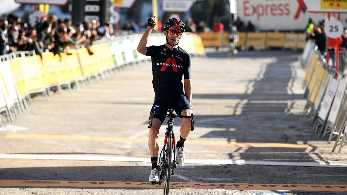 Adam Yates jubelt über seinen Tagessieg auf der dritten Etappe der Katalonien-Rundfahrt