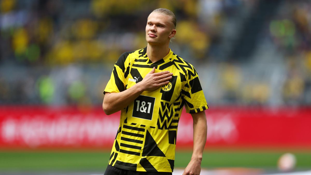 DORTMUND, GERMANY - MAY 14: Erling Haaland of Borussia Dortmund acknowledges the fans prior to the Bundesliga match between Borussia Dortmund and Hertha BSC at Signal Iduna Park on May 14, 2022 in Dortmund, Germany. (Photo by Lars Baron/Getty Images)
