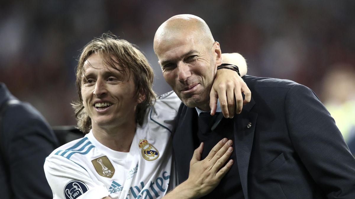 Real Madrid's French coach Zinedine Zidane (R) and Real Madrid's Croatian midfielder Luka Modric