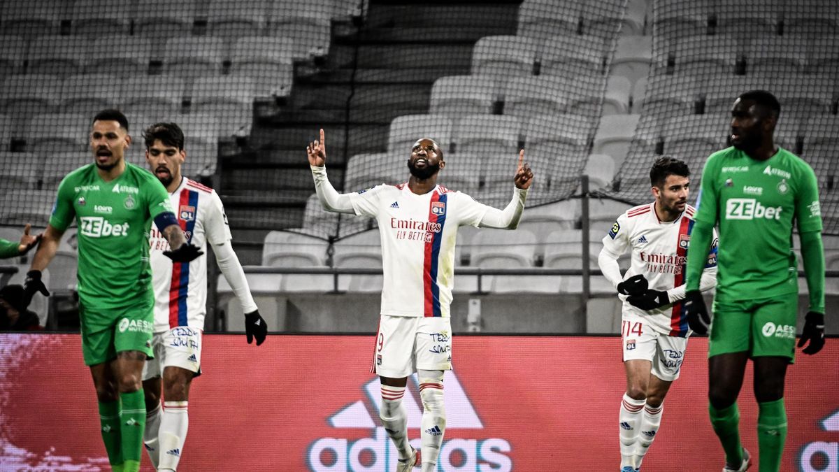 Lyon's French forward Moussa Dembele (C) celebrates with teammates after scoring a goal from the penalty-kick during the French L1 football match between Olympique Lyonnais (OL) and Saint-Etienne (ASSE) at the Groupama stadium in Decines-Charpieu near Lyo