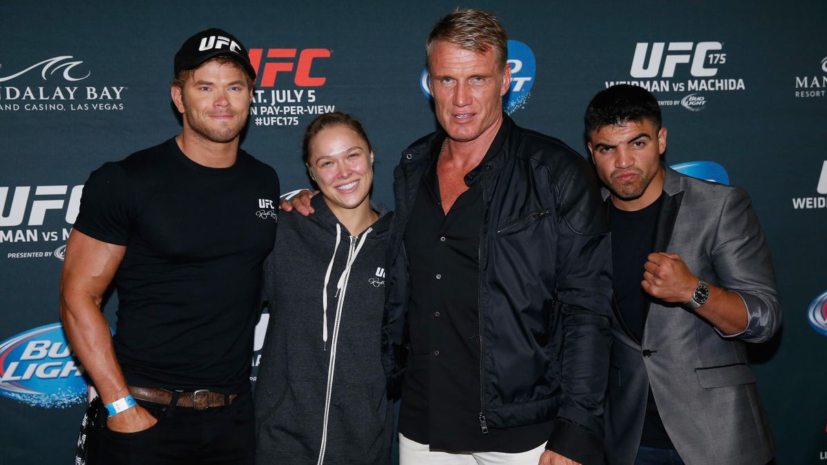 Актер Келлан Латц (слева), экс-боец UFC Ронда Роузи, Дольф Лундгрен и боксер Виктор Ортис на UFC 175