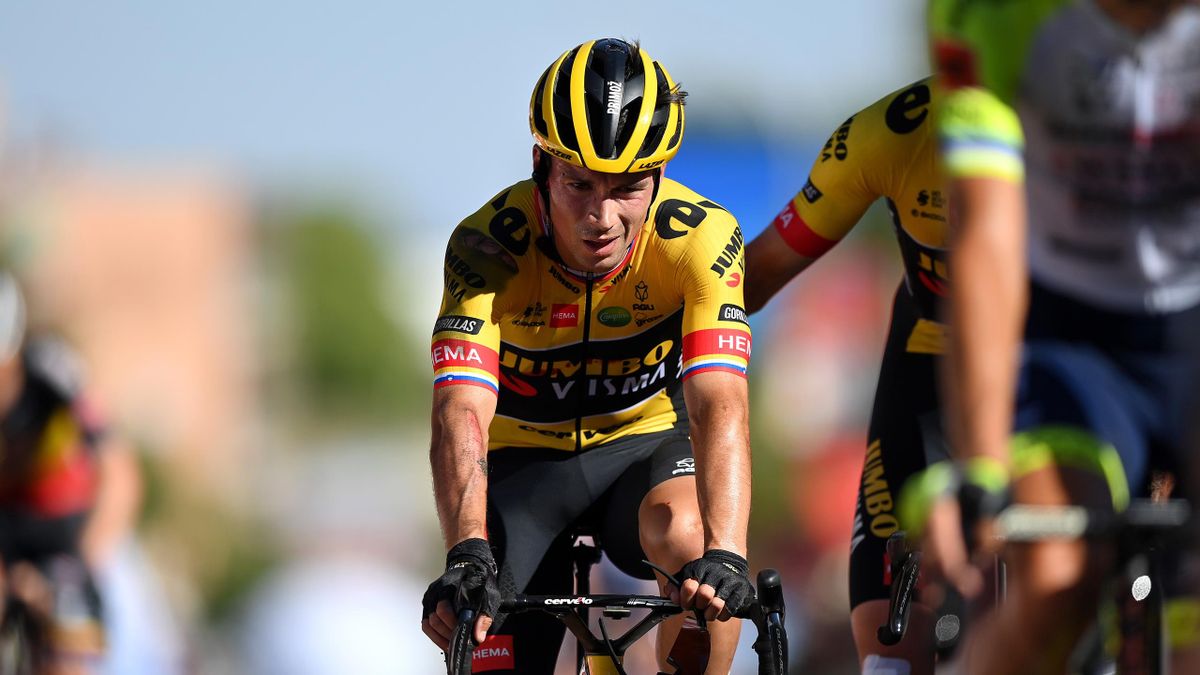 Primoz Roglic komt gehavend over de streep in de zestiende etappe van de Vuelta.