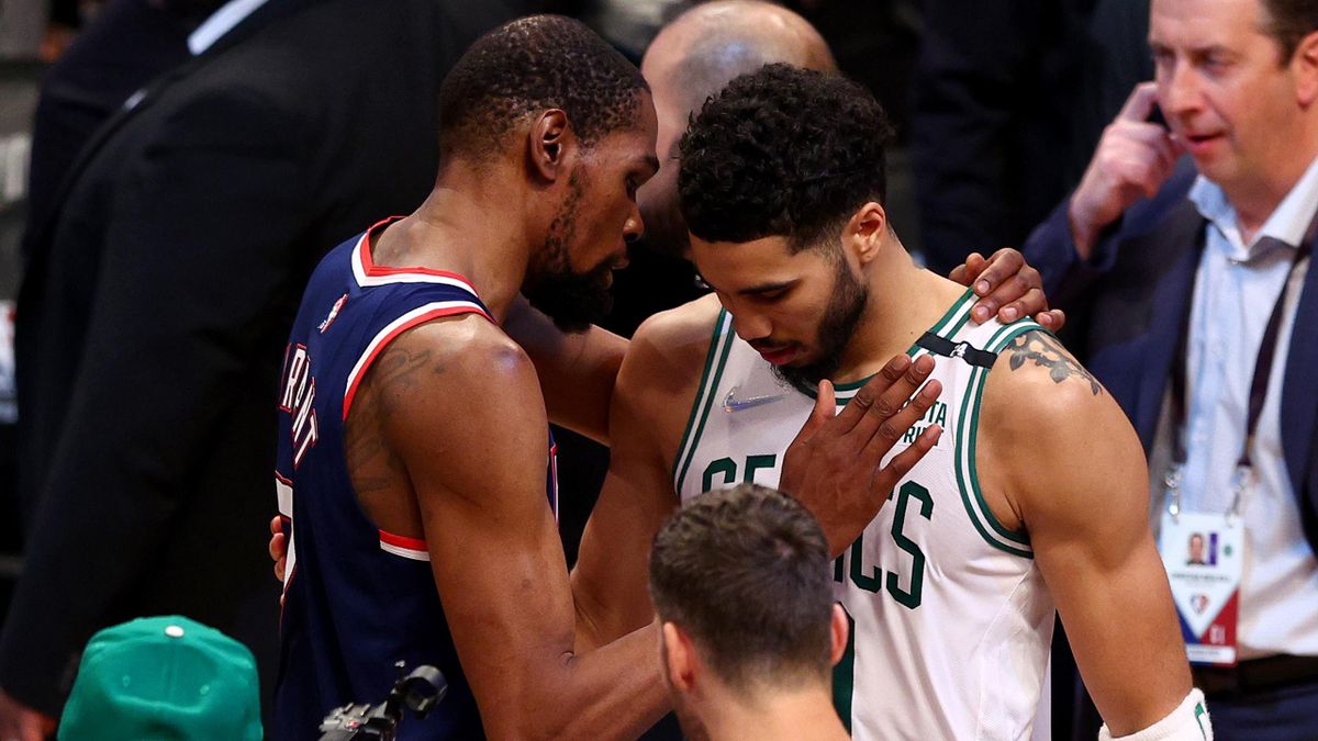 Jayson Tatum (Celtics, à droite), comme adoubé par Kevin Durant (Nets, à gauche) : Boston inflige un 4-0 à Brooklyn - 25/04/2022