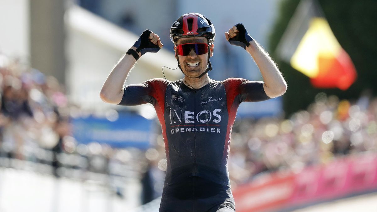 Dylan van Baarle (Ineos Grenadiers) bejubelt seinen Sieg bei Paris-Roubaix