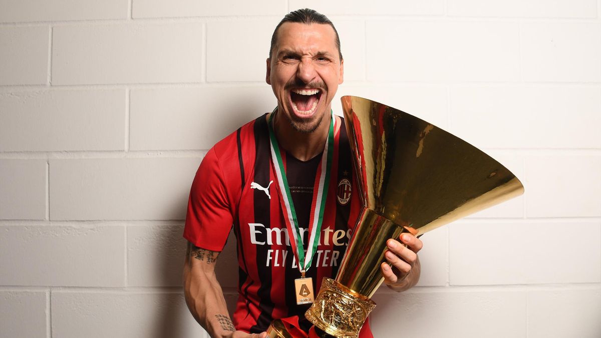 Zlatan Ibrahimovic festeggia con il trofeo dello Scudetto 2021-22, Getty Images