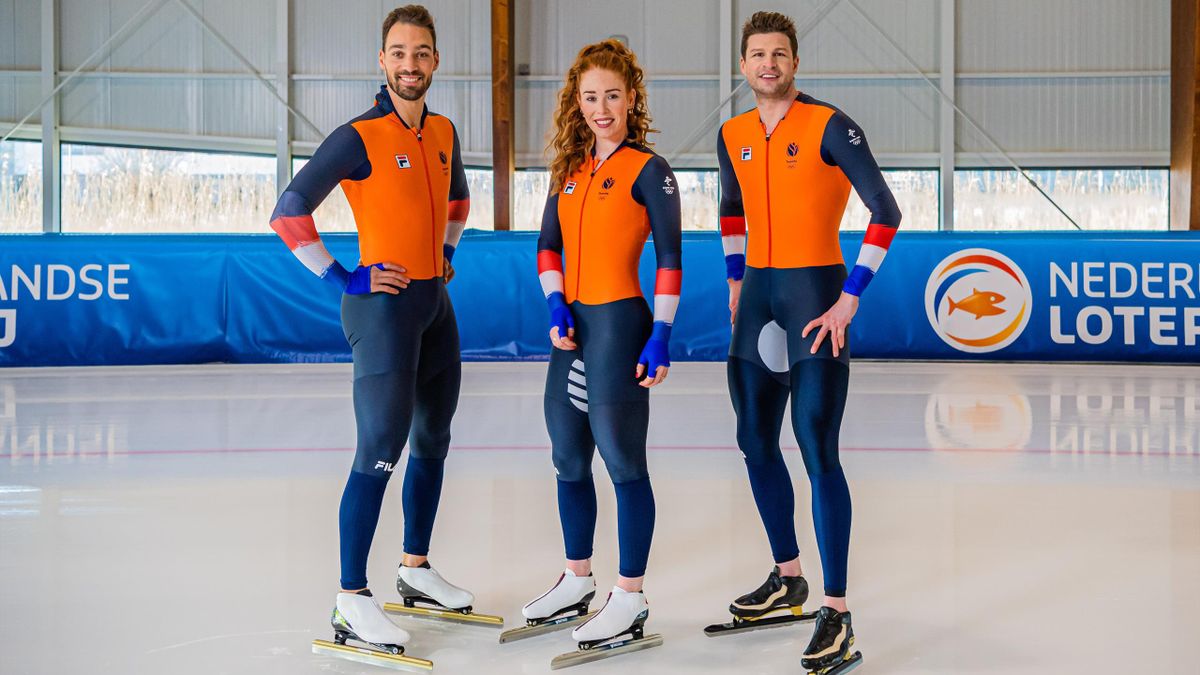 Nuis, De Jong en Kramer tonen op deze foto van Stephan Tellier de nieuwe olympische schaatspakken