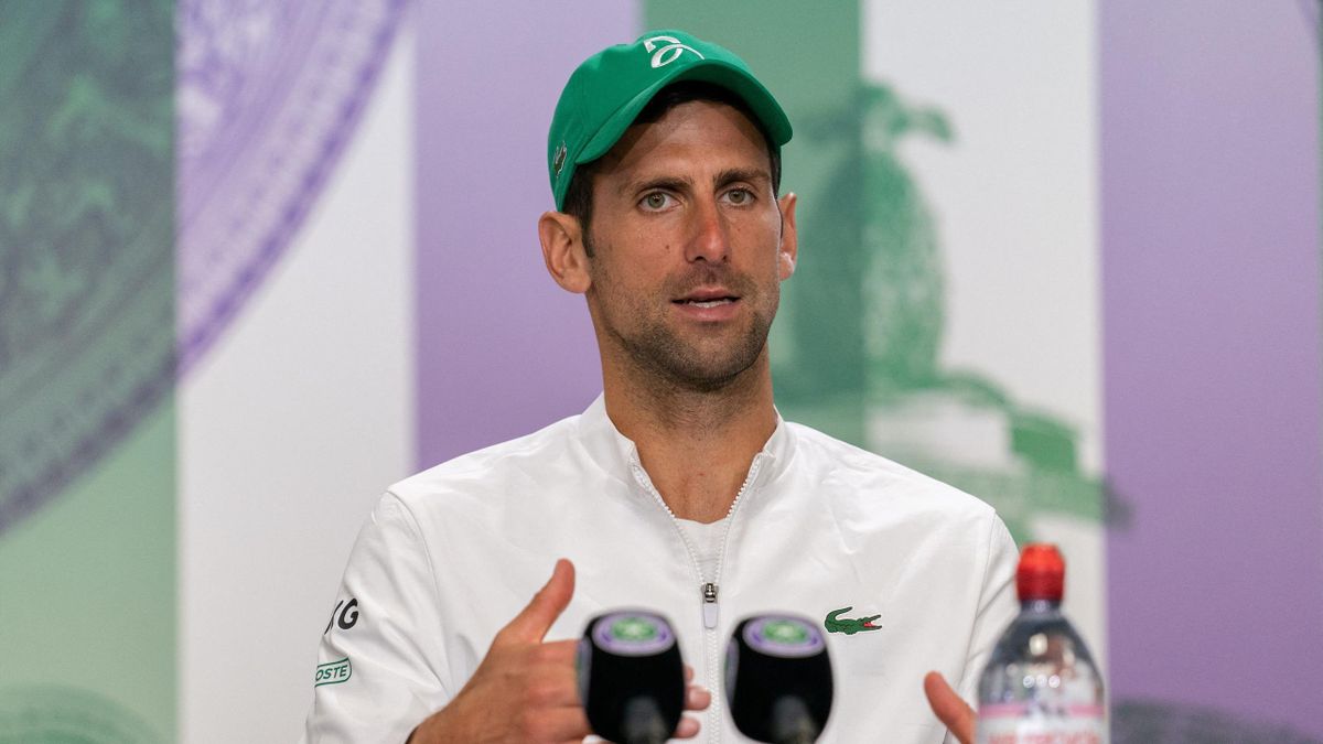 Novak Djokovic bei einer Pressekonferenz in Wimbledon