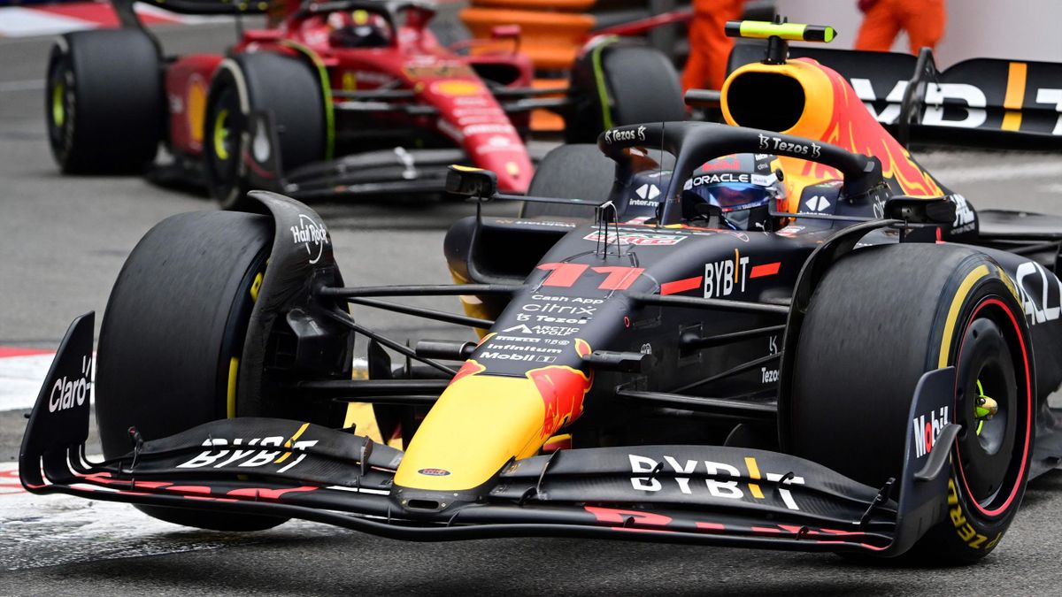 Sergio Pérez im Red Bull vor Carlos Sainz (Ferrari) in Monaco