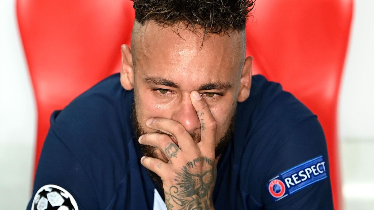 Inconsolable Neymar Has To Be Persuaded To Pick Up Losers Medal Eurosport