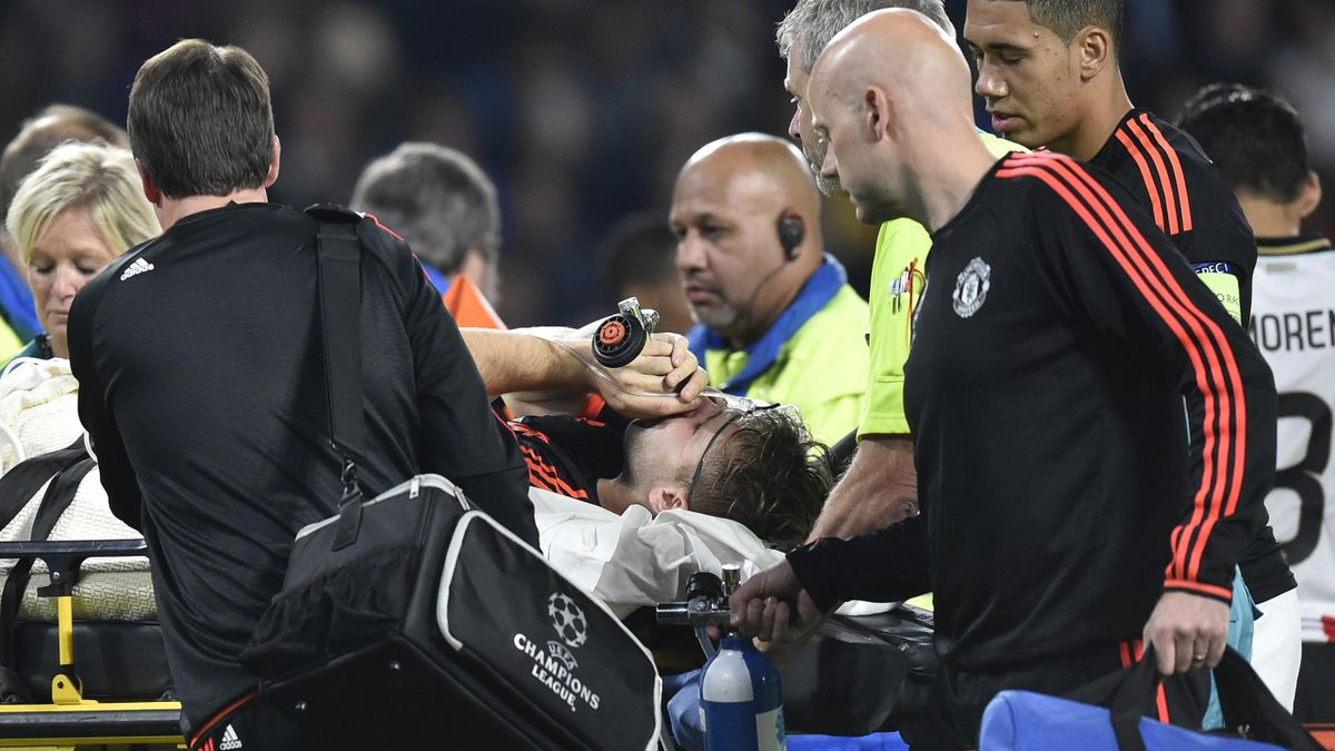 Luke Shaw Von Manchester United Verletzt Sich Schwer Eurosport