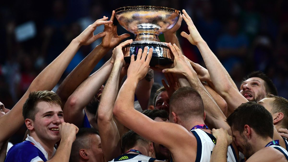 La Slovénie porte son trophée de vainqueur de l'Eurobasket