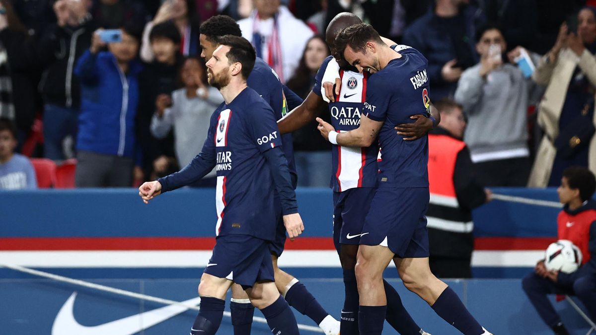speelplaats toezicht houden op schuif Lionel Messi booed, Achraf Hakimi sees red as Paris Saint-Germain relegate  Ajaccio from Ligue 1 - Eurosport