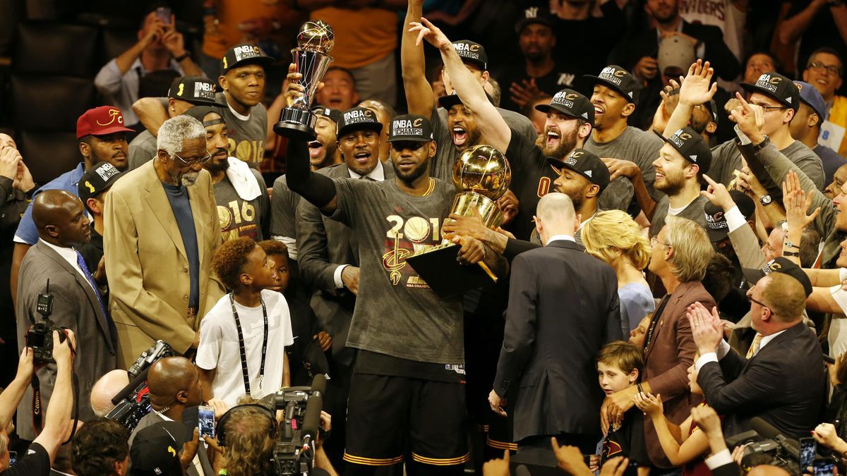 LeBron James (Cleveland Cavaliers) avec le trophée NBA et le trophée du MVP des Finals, dimanche 19 juin 2016