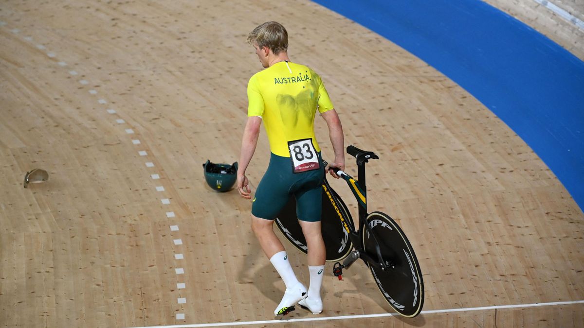 Alexander Porter met zijn kapotte fiets tijdens de ploegenachtervolging in Tokyo 2020