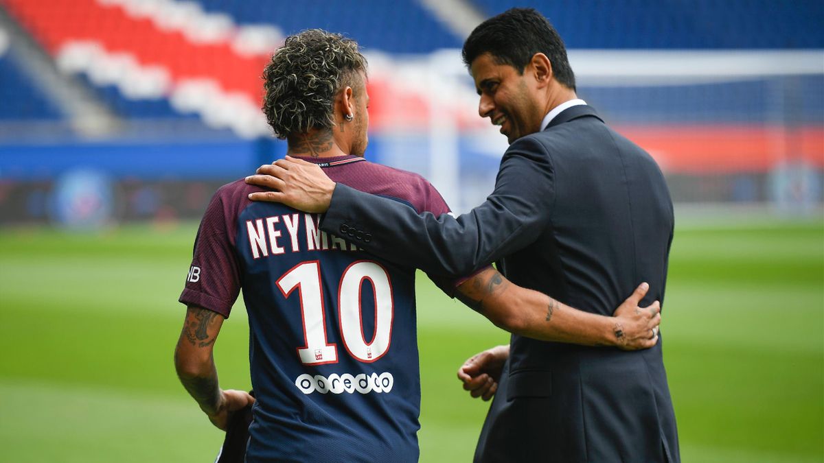 Nasser Al-Khelaifi avec Neymar lors de la présentation du joueur à la presse.