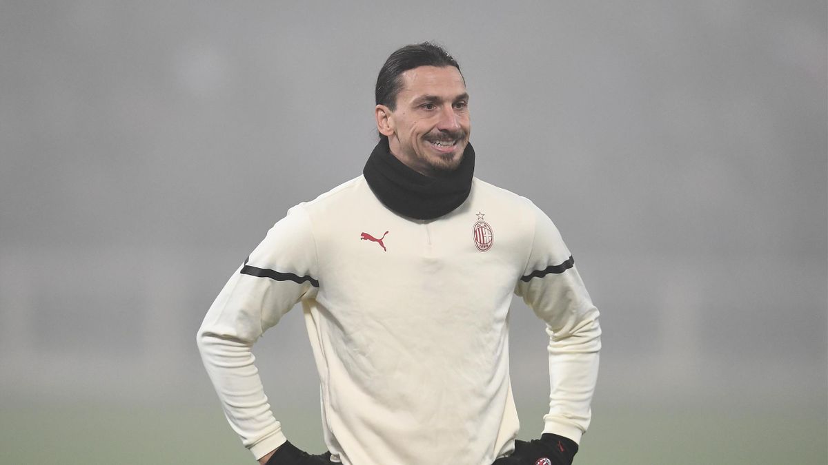 Zlatan Ibrahimovic of AC Milan warms up ahead of the Serie A match between ACF Fiorentina and AC Milan at Stadio Artemio Franchi on November 20, 2021 in Florence, Italy.