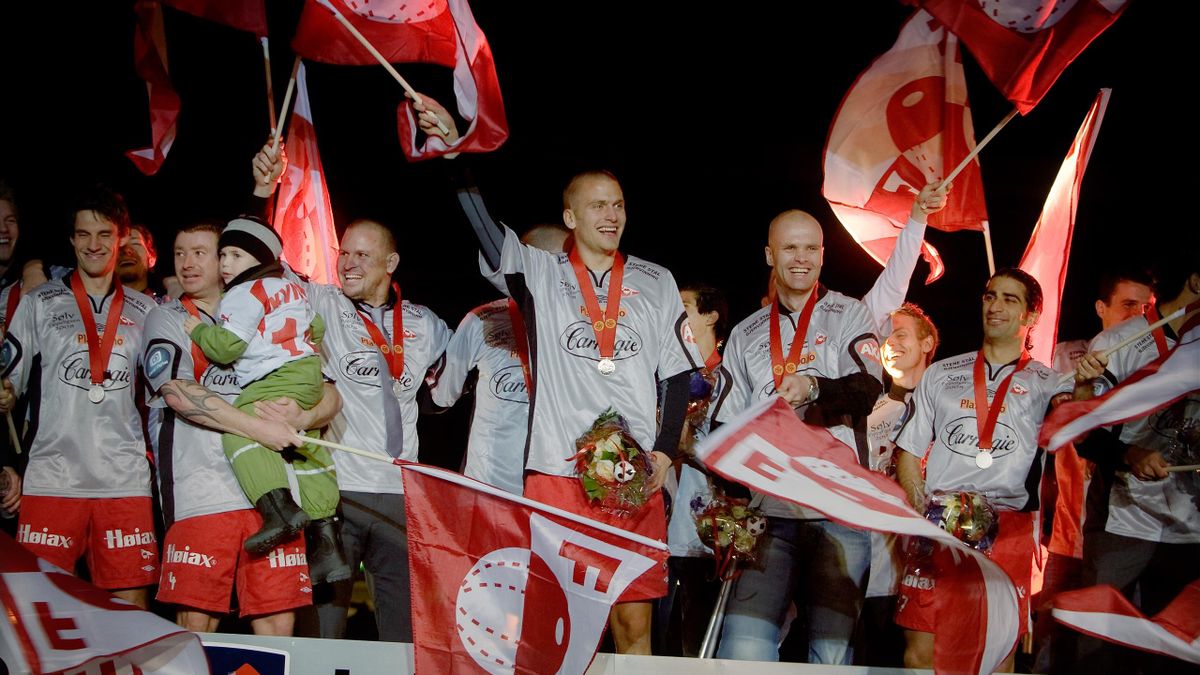 Fredrikstad feirer sølvet i Eliteserien i 2008.