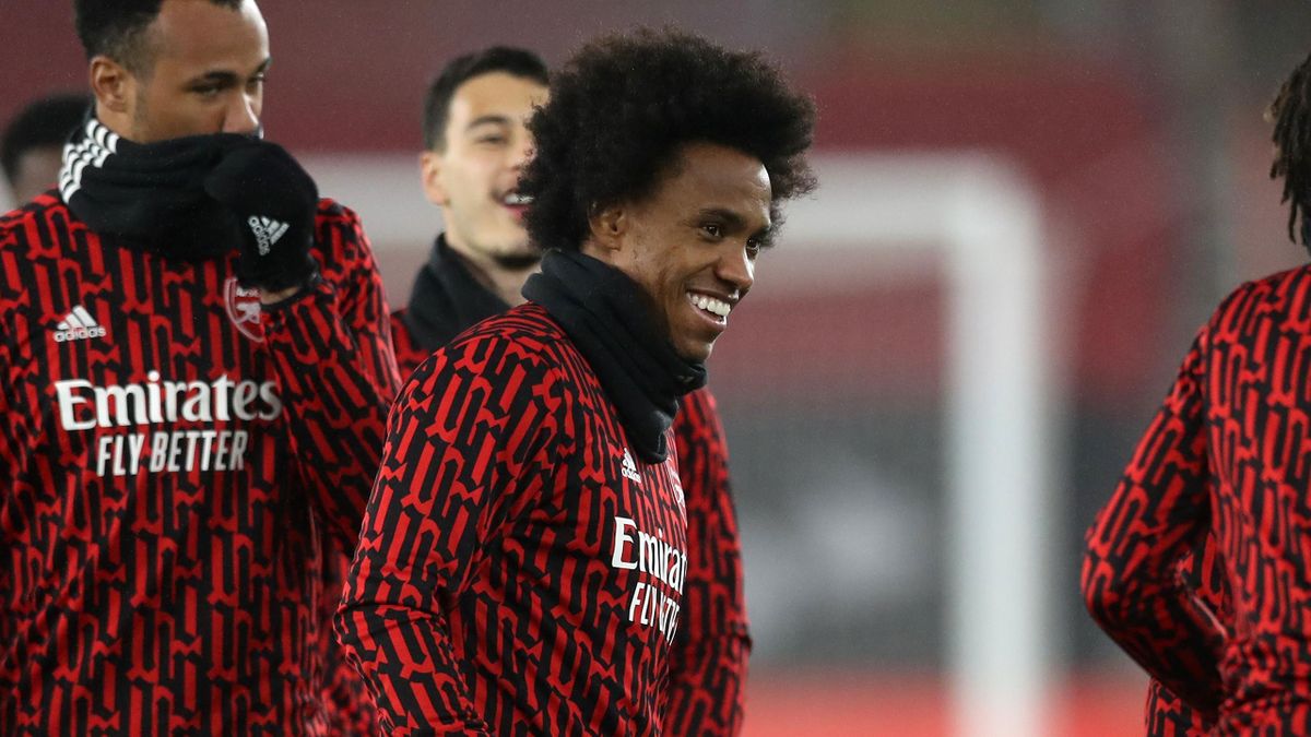 Willian warms up before Arsenal's game at Southampton
