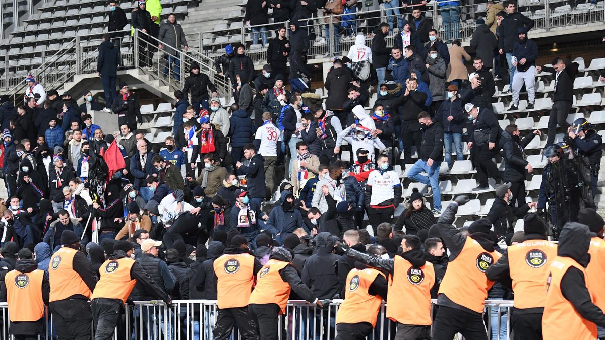 Des incidents ont éclaté dans les tribunes lors de Paris FC - Lyon
