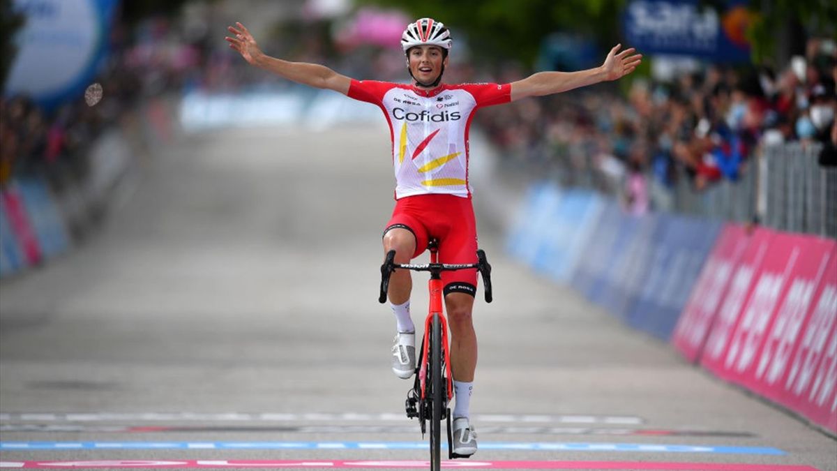 Victor Lafay trionfante sul traguardo di Guardia Sanframondi - Giro d'Italia 2021