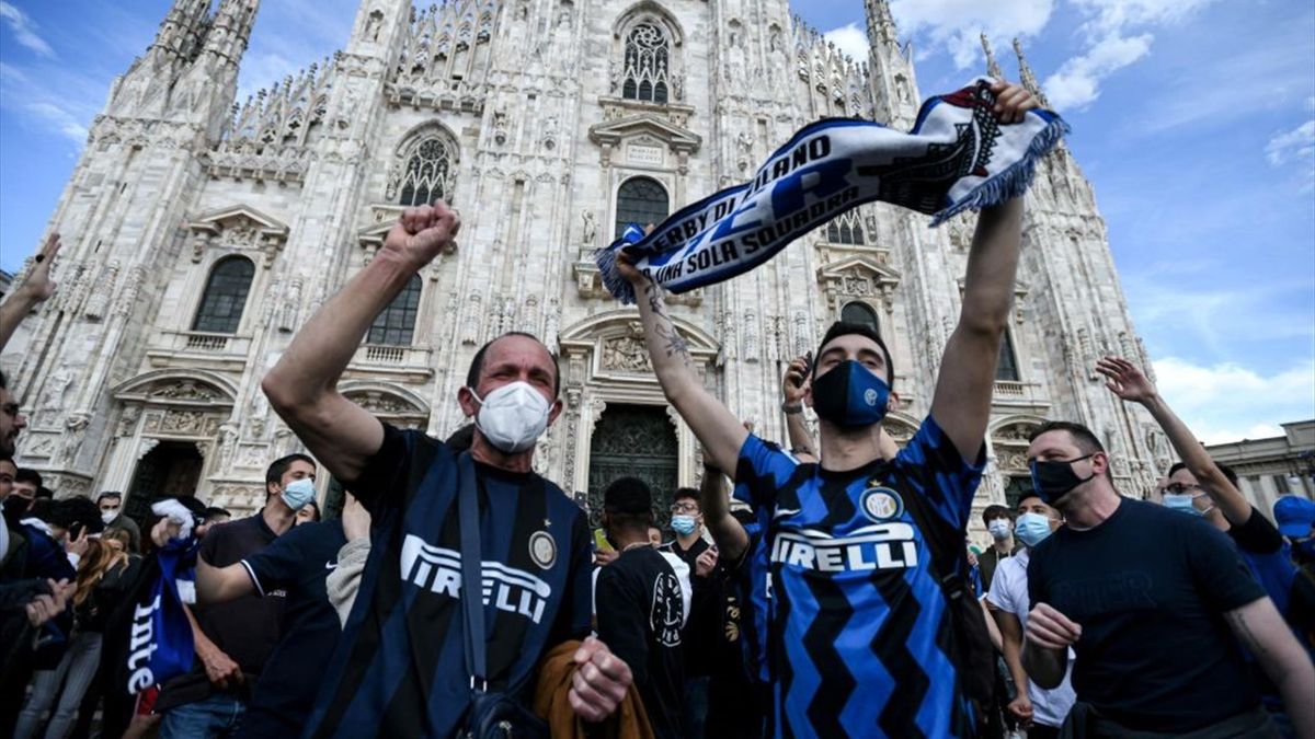 Festa dei tifosi dell'Inter in Piazza Duomo per lo Scudetto
