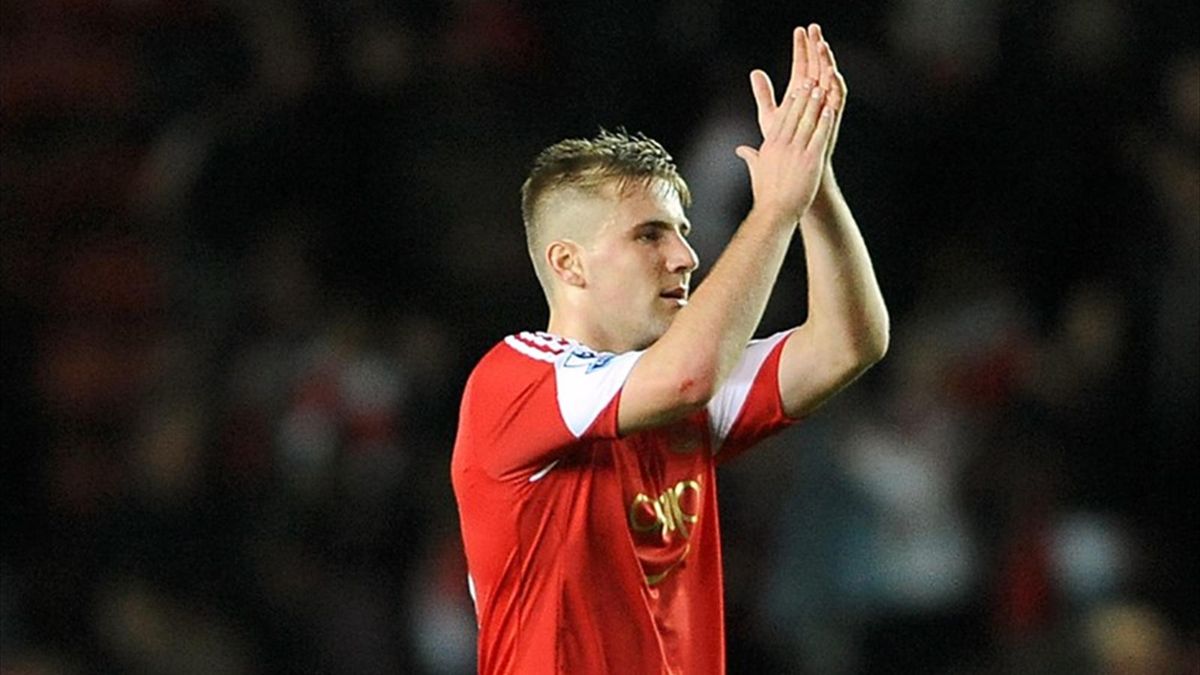 Southampton S Shaw Set For Medical At Manchester United Eurosport