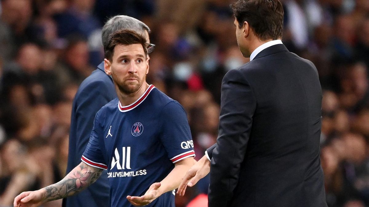 Paris Saint-Germain's Argentinian forward Lionel Messi (C) leaves the pitch after chatting with Paris Saint-Germain's Argentinian head coach Mauricio Pochettino