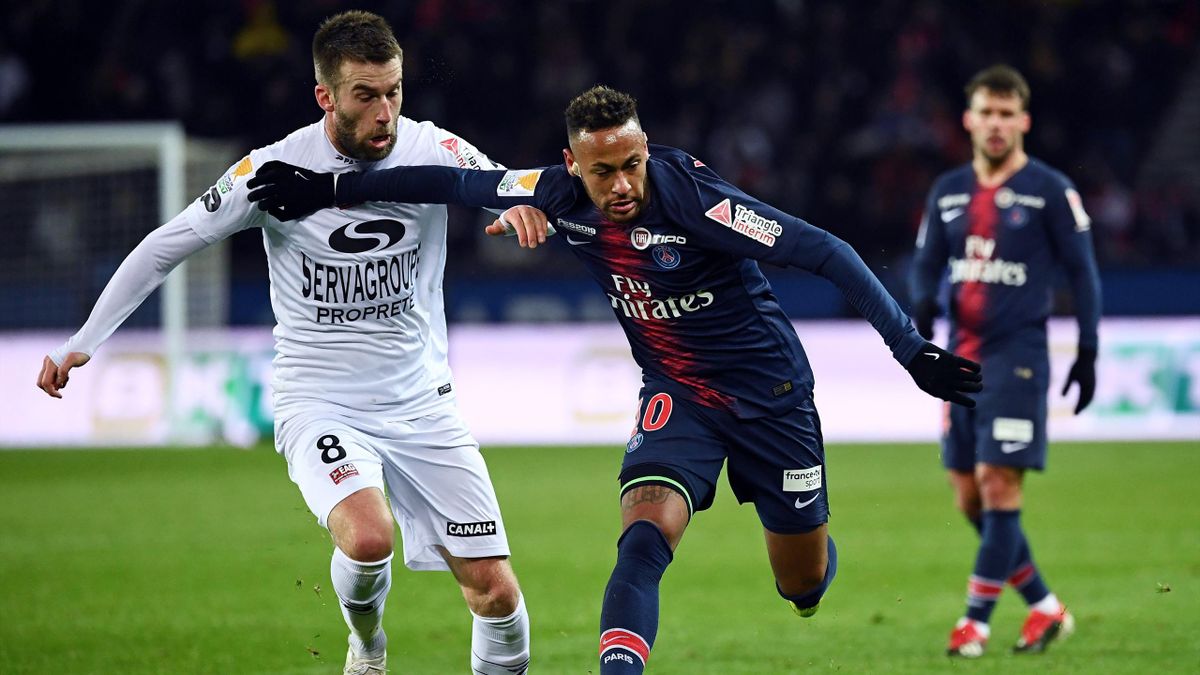Neymar au duel avec Lucas Deaux lors de PSG-Guingamp / Coupe de la Ligue