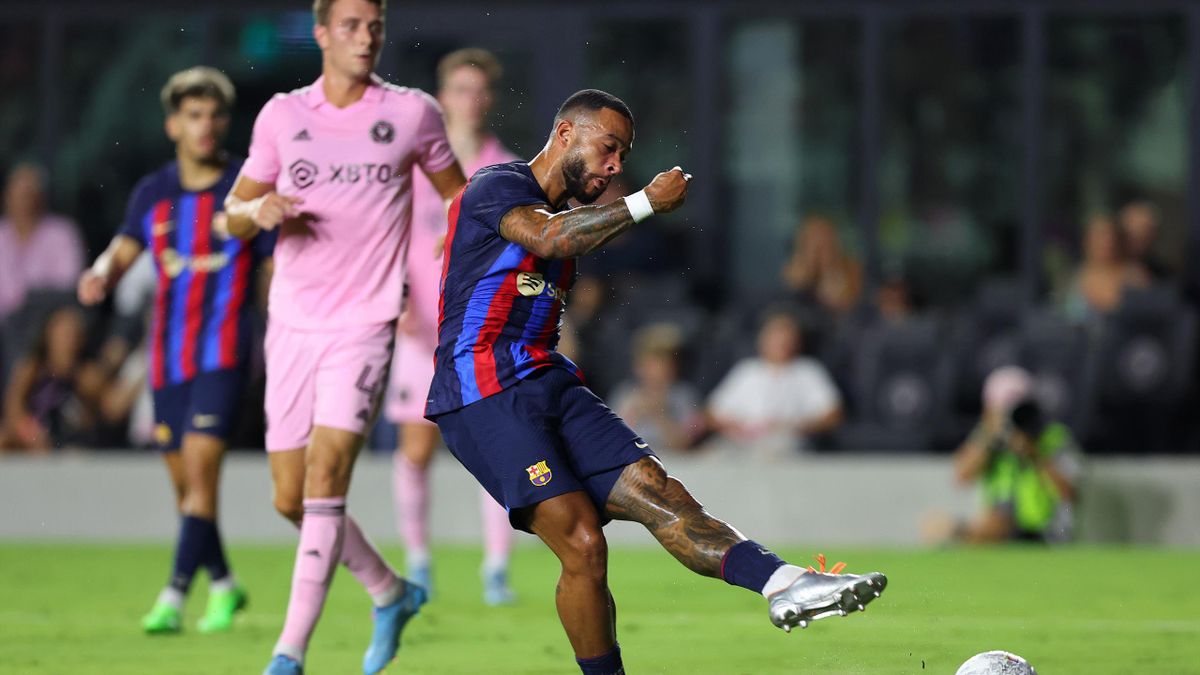 Memphis Depay #9 of FC Barcelona scores his team's fifth goal against Inter Miami CF during the second half of a preseason friendly at DRV PNK Stadium on July 19, 2022 in Fort Lauderdale, Florida.