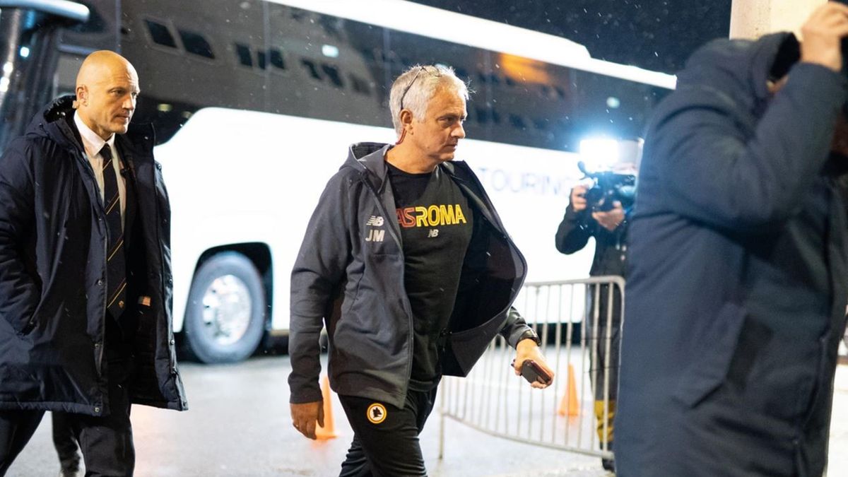 Jose Mourinho på vei inn til pressekonferansen før Europa conference league kampen mellom Bodø/Glimt og AS Roma