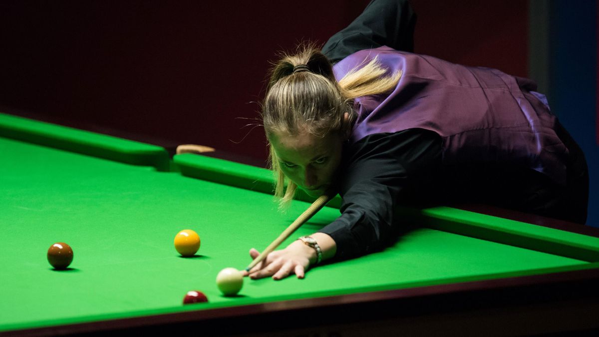 England's Reanne Evans plays against Wales's Lee Walker during their World Snooker Championship second round qualifying match at the at the Ponds Forge International Sports Centre in Sheffield, northern England, on April 9, 2017. / AFP PHOTO / Oli SCARFF