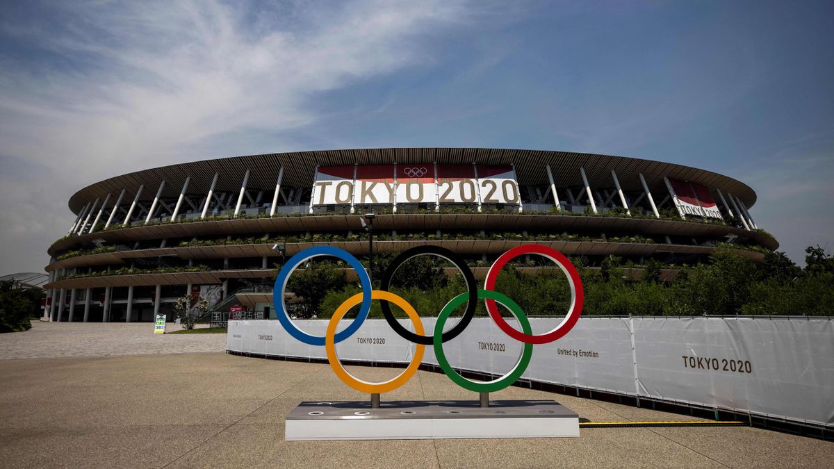 Les anneaux devant le stade olympique de Tokyo, le 20 juillet 2021.