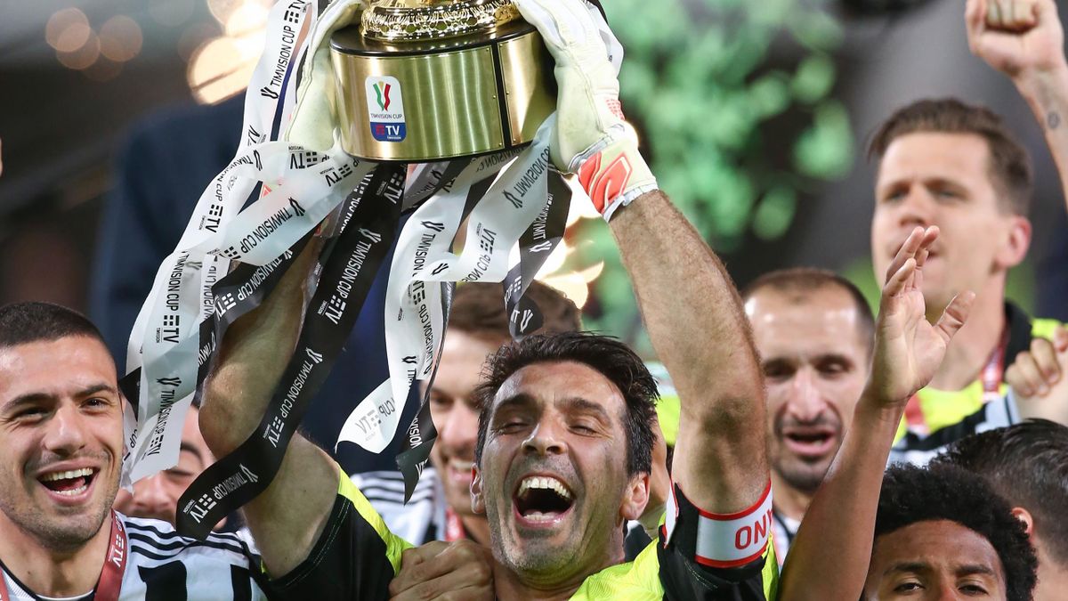 Gigi Buffon alza al cielo la 6ª Coppa Italia della carriera
