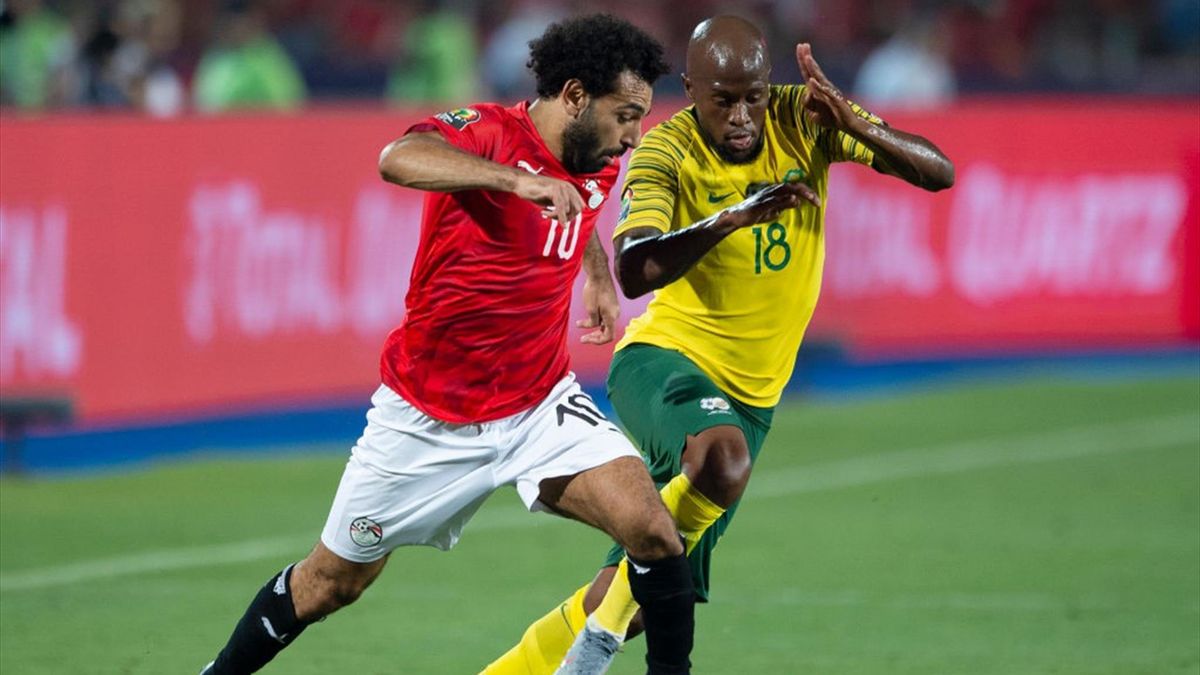 Mohamed Salah e Hlanti in azione durante Egitto-Sudafrica - Coppa d'Africa 2019