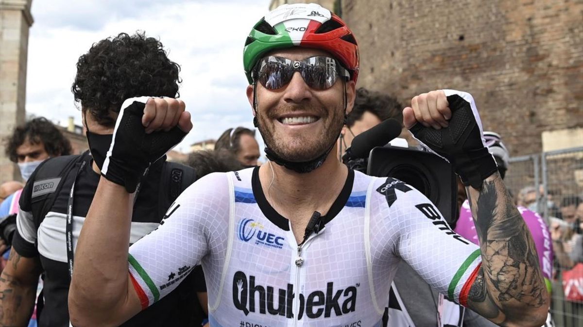 Giacomo Nizzolo esulta sul traguardo di Verona - Giro d'Italia 2021