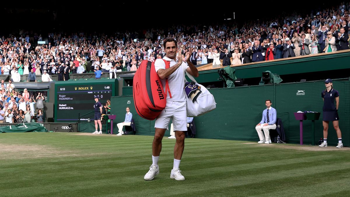 Roger Federer zwaait na zijn nederlaag op Wimbledon naar de toeschouwers. Voor het laatst?