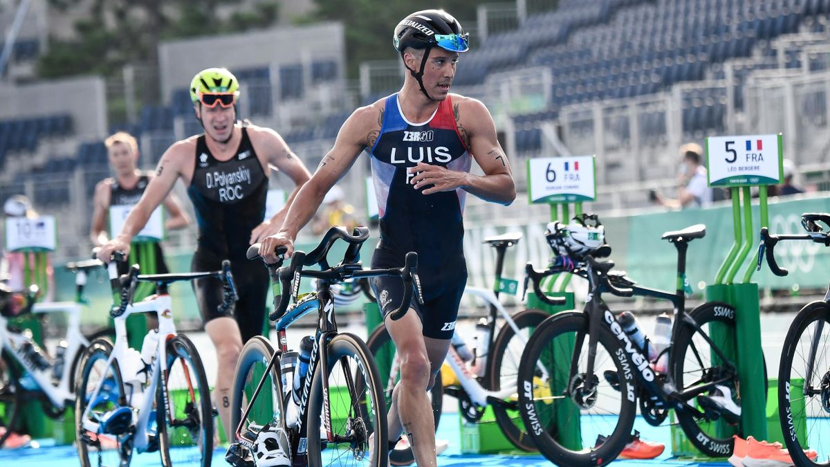 France's Vincent Luis (R) competes in the men's individual triathlon competition during the Tokyo 2020 Olympic Games at the Odaiba Marine Park in Tokyo on July 26, 2021.
